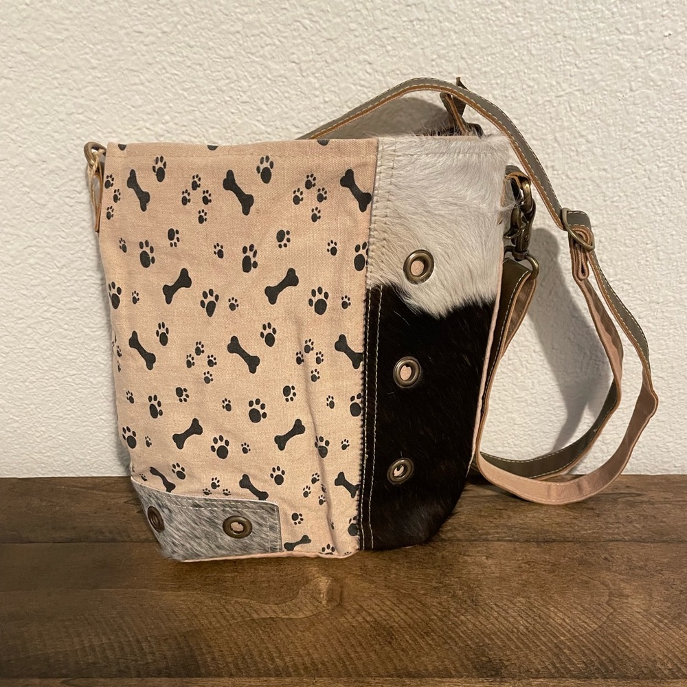 Cross body bag. Cavas and Cow-Hide